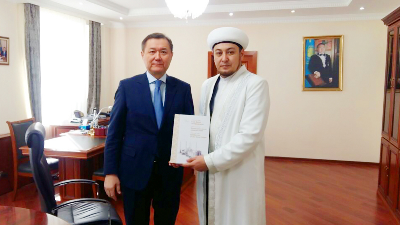 Бас имам Астана қаласы әкімінің орынбасары Аманшаев Ермек Әмірханұлына алғыс хат тапсырды